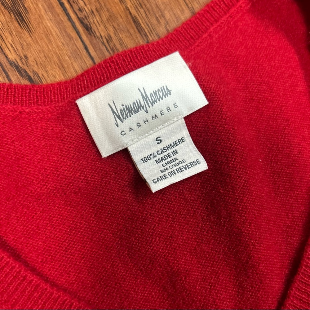Neiman Marcus Cashmere Sweater in Vibrant Red - Picture 4 of 7